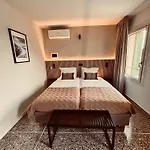 Tilly's Hotel *